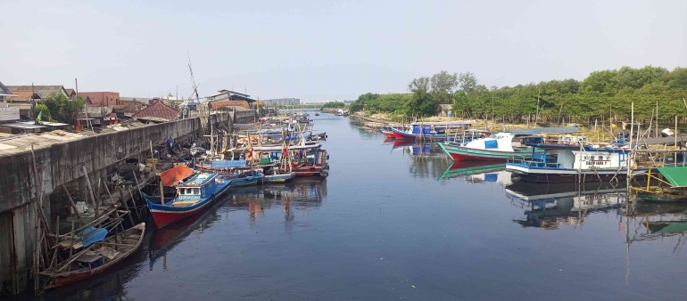 Muara Kamal sandaran perahu nelayan pencari ikan (Dok. Pribadi).