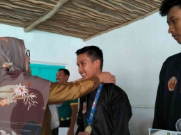 Penyerahan piagam oleh Kepala Cabang Dinas Wilayah 5 Indarti, kepada atlit pelajar SMA yang menjadi juara. Foto: Hari Jakariya