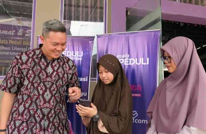 Head Sustainability & Internal Communication XL Axiata, Yudha Perdana (kiri) bersama Ustadzah Penerjemah Yayasan ABATA, Imanda Ajeng Syahrani (kanan),