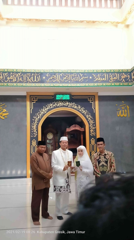 Penulis saat menikahkan putri pertama di Masjid Al Hibah Gresik 2021 silam (foto dokpri)