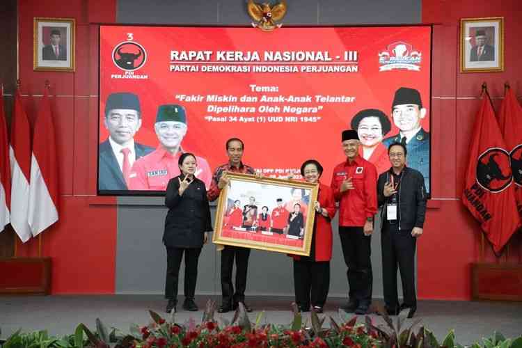 Megawati tersenyum lebar saat memberikan hadiah kepada Jokowi. Foto: Dok. PDIP via kompas.com