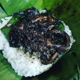 Nasi kucing bungkus daun lauk cumi (Sumber gambar: Dokumentasi pribadi)