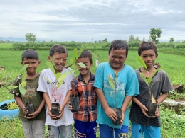 Anak-anak ikut mengambil bagian dalam gotong royong menanam pohon di pinggir jalan Desa Wisata Hijau Bilebante, Lombok Tengah, Nusa Tenggara Barat, Jumat (12/2/2021) pagi | KOMPAS/ISMAIL ZAKARIA 