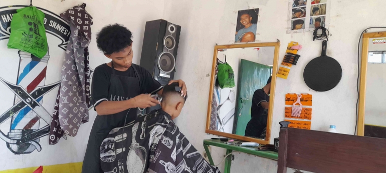 Salah satu pemangkas rambut di pangkas rambut Bojero Jr, jalan Amabi Kota Kupang (dokpri)
