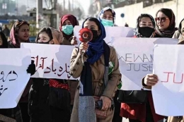 Wanita Afghanistan turun ke jalan, suarakan protes pada Taliban. (AFP/Mohd Rasfan via KOMPAS)   