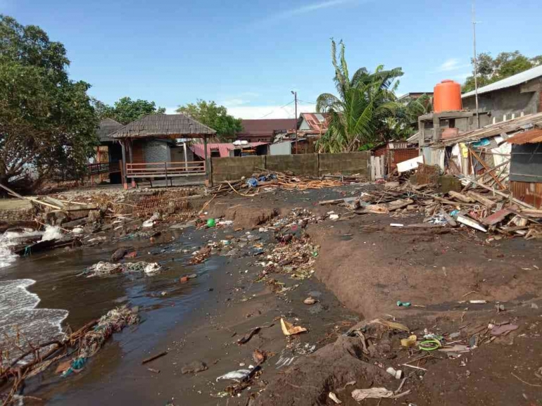Abrasi yang terjadi di beberapa desa pesisir sekitar perairan Galesong pada awal Januari 2020 disebabkan tambang pasir laut  Foto:  Foto: ASP/Mongabay