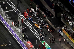 Mobil F1 diparkirkan di zona parc ferme untuk mendapatkan ispeksi (motorsport.com)