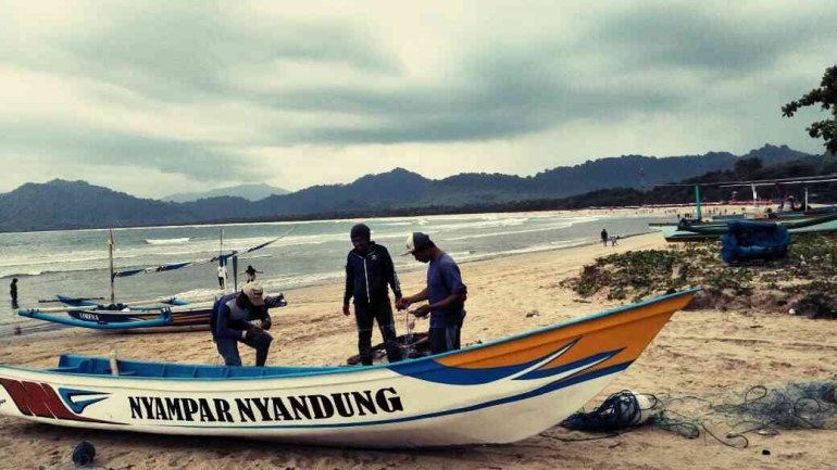 Bersama nelayan Pantai Merah, Banyuwangi (sumber: dokpri)