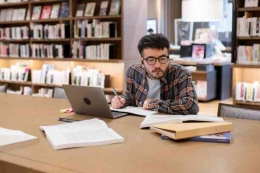 Ilustration: student in the library | istockphoto.com