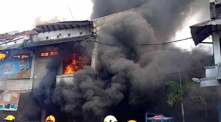Kebakaran Hebat di Pasar Caringin, 4 Ruko Terbakar dan 1 Korban Tewas | jpnn.com