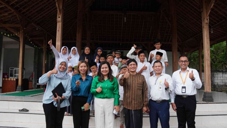 Jajaran Swiss-Belboutique Yogyakarta Bersama Anak-anak Pondok Pesantren (Dokpri)