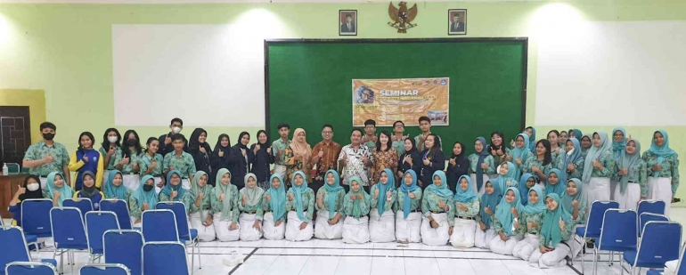 Foto Bersama Narasumber, Guru & Peserta Seminar UU Ketenagakerjaan di Aula SMK N 2 Semarang. Tim Dokumentasi Proyek Kepemimpinan PPG Prajab Gel. 2