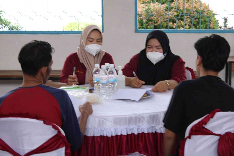 Petugas Kesehatan Puskesmas Negara Batin Skrining Wawancara Terkait Kesehatan Jiwa dan TBC kepada WBP (Humas Lastagung)
