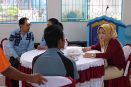 Kasi Binadik Dampingi Dokter Lapas dan Puskesmas Wawancara Kesehatan Salah Satu WBP di Lapas Kotaagung (Humas Lastagung) 