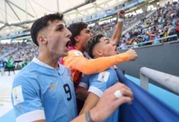 Ekspresi pemain Uruguay setelah mengalahkan Israel 1-0 di final Uruguay akan meladeni wakil Eropa Italia (foto : TWITTER @FIFAWorldcup.Com)