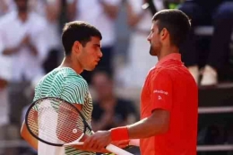 Foto: Djokovic menyalami Alcaraz usai menang di semifinal (Reuters)