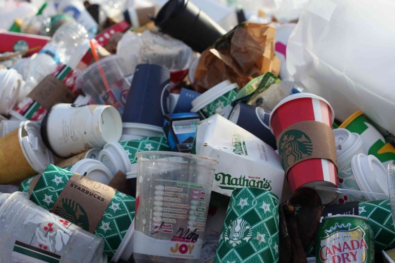 Lingkungan kotor banyak sampah (Jas Min via Unsplash.com)