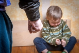 Ilustrasi anak mengalami trauma akibat kekerasan. Sumber: Shutterstock via kompas.com