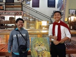 Seorang peserta pameran lukisan bersama pak Tappin Saragih, pembina komunitas melukis SMP Santa Maria Kabanjahe (Dok. Pribadi)