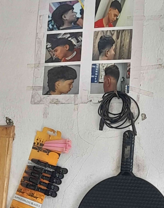 Dengan peralatan sederhana, pemangkas rambur Jr ini mampu bersaing dengan pemangkas senior (dokpri)
