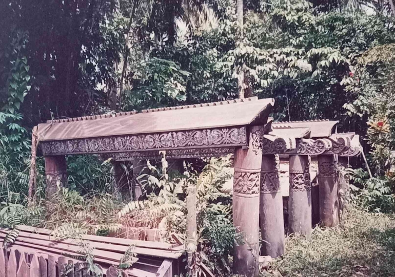'Tempelaq' wadah tulang-belulang suku Dayak Benuaq, setelah melalui proses adat kematian 'Kwangkay', terletak dibelakang Lamin, 1989 (dokpri)