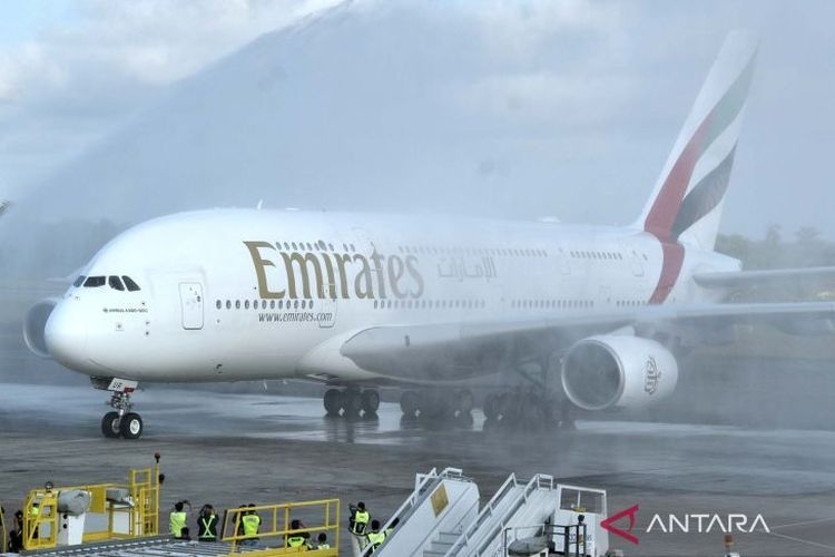 Pesawat Airbus A380 milik maskapai penerbangan Emirates mendarat di Bandara Internasional I Gusti Ngurah Rai, Badung, Bali, Kamis (1/6/2023)/ANTARA FOTO/Fikri Yusuf/wsj via KOMPAS.com