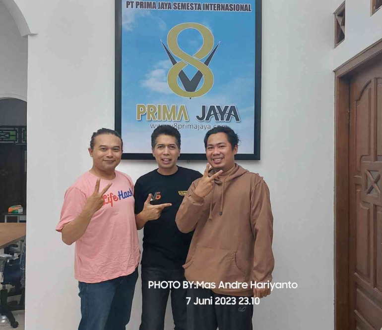 Terobosan Ahli Hisap, Hadir Rokok Herbal V6 di Indonesia. Foto: Mas Andre, Coach Adi, Coach Iwan dan Dr. Furqon (Dokpri)