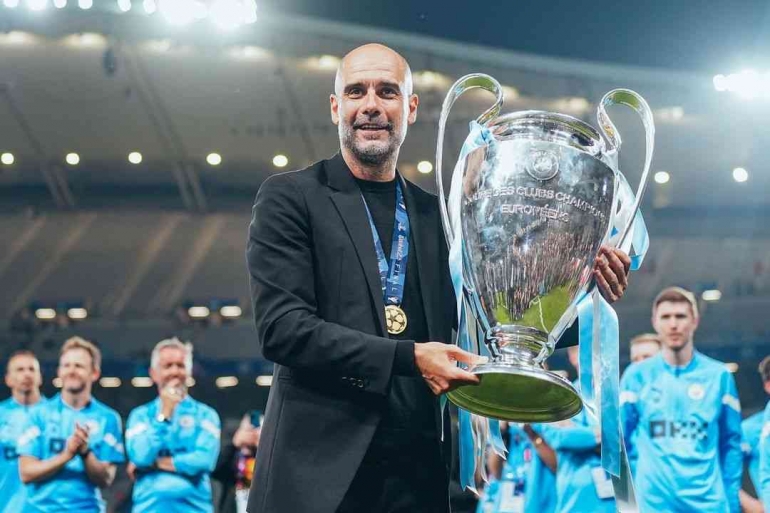 Pep Guardiola Mengangkat Tropi Liga Champions saat man city juara 2022/2023 (Pepteam/IG)