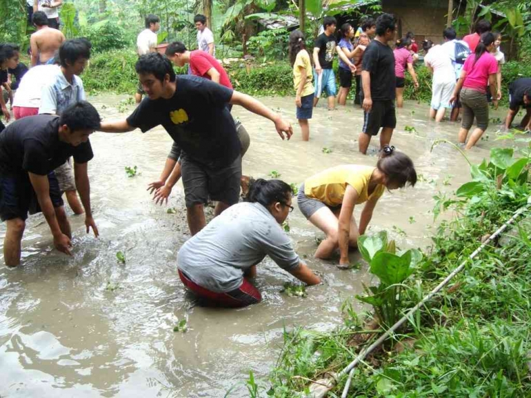 kegiatan bersama warga memanen ikan (foto: dokumen pribadi)
