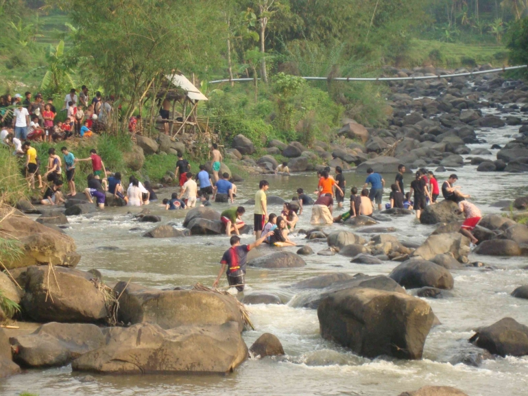 Salah satu kegiatan eksplorasi sungai (foto dokumen pribadi)