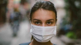 Ilustrasi memakai masker wajah untuk menghadapi polusi udara (gettyimages)