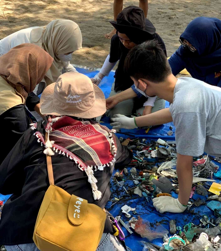 Peserta sedang melakukan Pemilahan Sampah berdasarkan jenisnya (Foto: @4k.yogyakarta) 