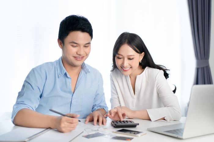 Ilustrasi mengatur keuangan dengan pasangan. (iStock/Phira Phonruewiangphing via parapuan.co)