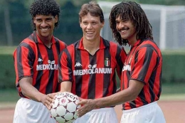 Trio motor Dinamo asal Belanda Rijkaard, Van Basten dan Gullit saat pertama bergabung AC Milan (c) Bob Thomas Sports Photography 