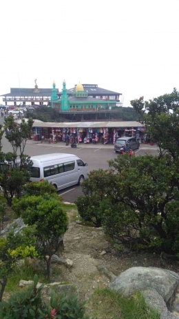Pemandangan Masjid, tempat parkir, dan warung Souvernir di Tangkuban Perahu jika dilihat dari atas. Dokpri.
