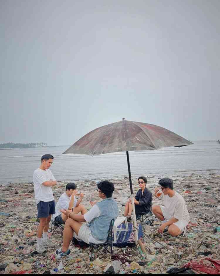 Keren! Aksi Pandawara Ajak Warga Bersihkan Pantai Terkotor Di Indonesia ...