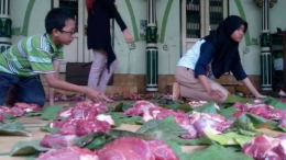 Daun jati pembungkus daging kurban (Sumber foto: VIVAnews/Cahyo Edi)