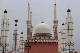 Masjid Agung Jawa Tengah (MAJT) tampak begitu gagah. (Sela Lestari/Mahasiswi)