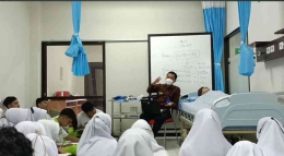 Dosen Spesialis Medikal Bedah Prima Trisna Aji ketika mengajar mahasiswa di Laboratorium/Foto: Dokpri