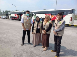 Foto: Mahasiswa Magang MBKM yang ditugaskan menjadi petugas pendamping jemaah haji saat berhenti di Rest Area Tol Surabaya arah Asrama Haji. 