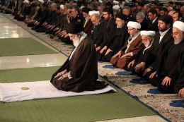 Presiden Iran periode 1981-1989, Ayatollah Ali Khamenei, saat memimpin salat Jumat di Teheran. Foto: SalamPix/ABACA via Kompas.com