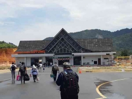 Salah Satu Bangunan di Bandara Letung. foto : ekonomibisnis.com