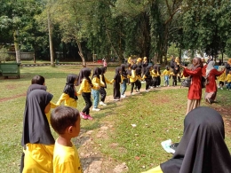 Siswa Siswi RA Madinatul Qur'an sedang mengikuti kegiatan  field trip