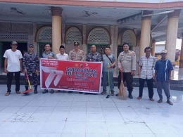foto personil polsek KSKP dan TNI AL bersama pengurus Mesjid dan warga/dok.ist