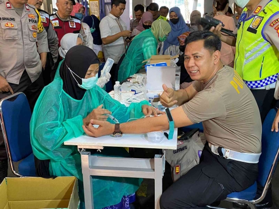 Proses Penyuntikan Vitamin-C kepada Jajaran Anggota Kepolisian Jakarta Barat