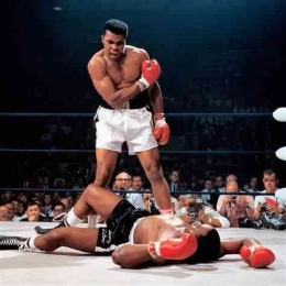 Sumber: Muhammad Ali : Muhammad Ali The Greatest Boxing Legend Dies At 74 Hollywood Reporter - nurdianaafifah 