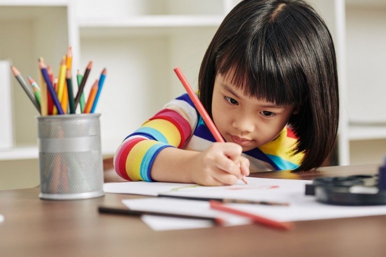 Ilustrasi anak menulis (Sumber: Shutterstock)