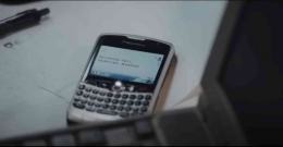 Blackberry dengan keyboard dan track pad I Sumber foto : Blackberry