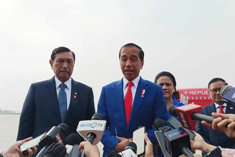 Presiden Joko Widodo saat memberikan keterangan pers di Lanud Halim Perdanakusuma, Jakarta Timur, pada Jumat (19/5/2023).(Kompas.com/ Dian Erika) 