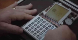 Prototipe pertama Blackberry (PocketLink) I Sumber Foto : Rotten Tomatoes Trailers